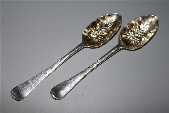 A pair of Georgian fruit serving spoons
